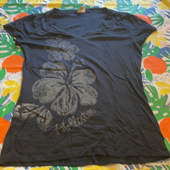 Hollister T-shirt 🌸 - Picture 2 of 5